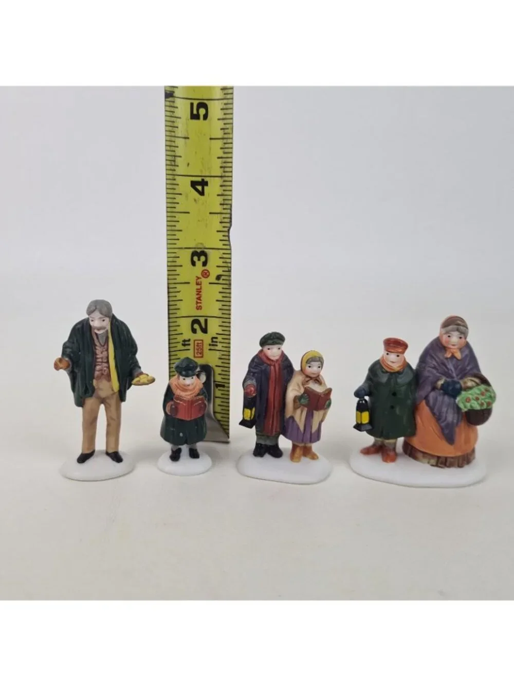 Department 56 Carolers On The Doorstop Set 5570-0 Heritage Village Christmas